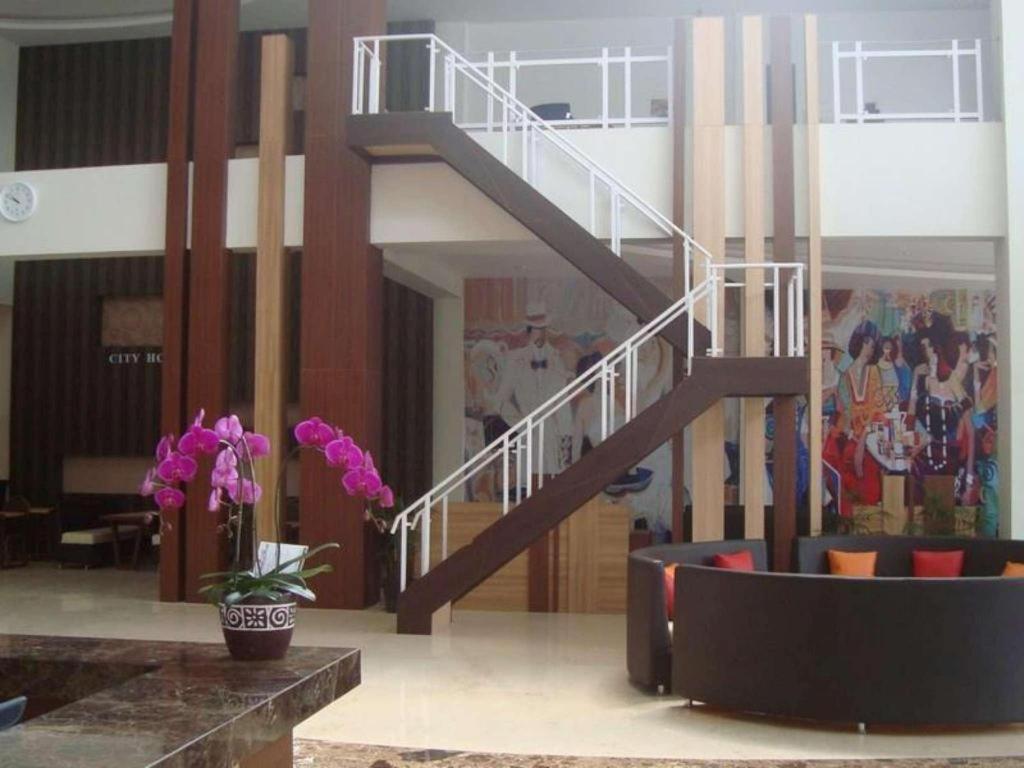 City Hotel Тасикмалая Экстерьер фото